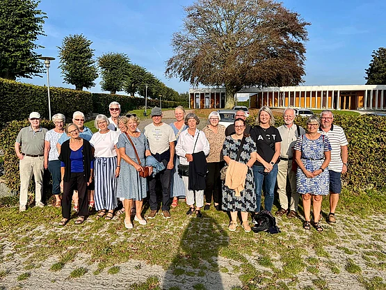 Frivillige foran sognehus i Vonsild Kirke